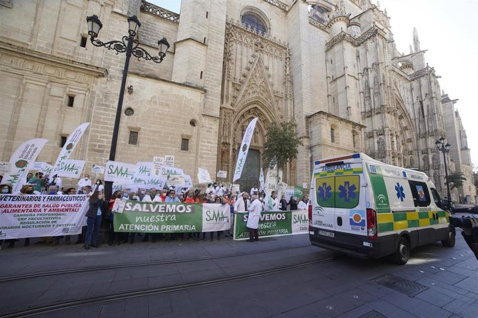 Archivo - Concentración del Sindicato Andaluz de Salud frente al Servicio Andaluz de Salud, en Sevilla, foto de archivo