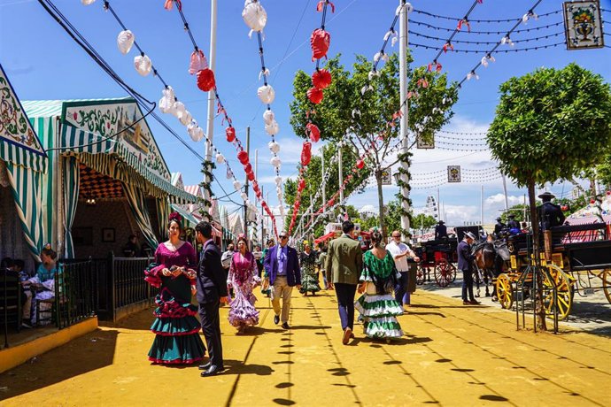 Ambiente del Real, durante el tercer día de Feria de Abril de Sevilla 2022 celebrada tras dos años de pandemia por el Covid-19, a 3 de mayo de 2022 en Sevilla (Andalucía, España)