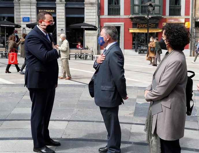 Archivo - Llegada d'Adrián Barbón al actu institucional poles Lletres Asturianes de 2021.