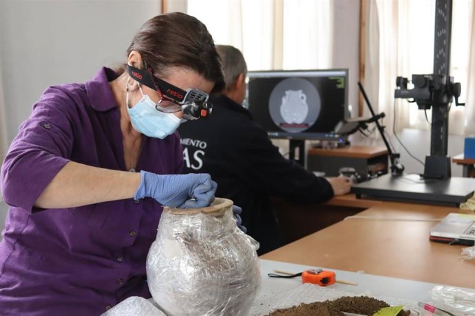 Experta analiza los restos de una urna fenicia del siglo VII a.C. Localizada en el yacimiento de Acebedo de Mijas y que no contiene los restos del difunto como suele ser habitual