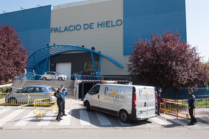 Archivo - Llegada de un furgón funerario durante el segundo día de funcionamiento como morgue del Palacio de Hielo tras ceder la empresa concesionaria sus instalaciones a la espera de que las funerarias puedan hacerse cargo de ellos durante el estado de