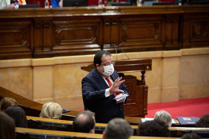 Imagen de archivo - El conseller de Interior de la Generalitat, Joan Ignasi Elena, en el pleno del 6 de abril de 2022.