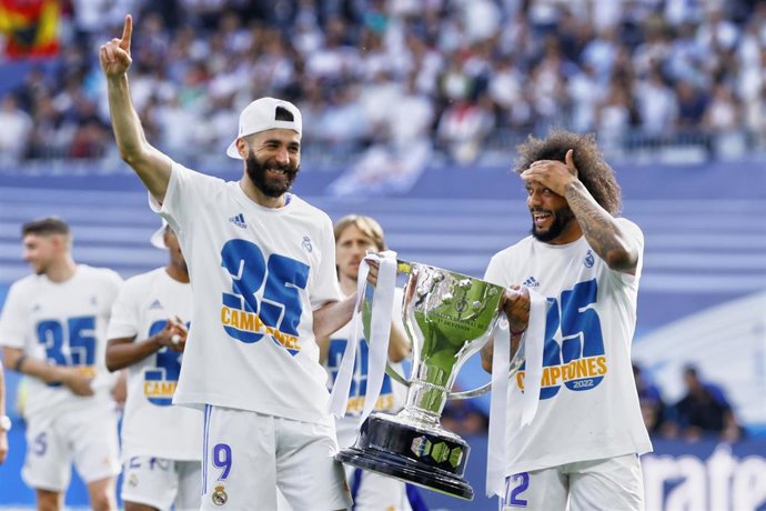Karim Benzema y Marcelo con el trofeo de campeones de LaLiga Santander 2021-2022