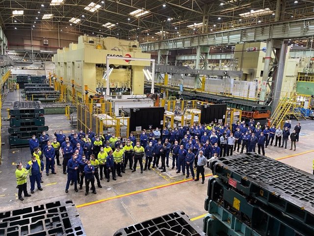 Los trabajadores de Ford Almussafes paran la producción para pedir soluciones "de carácter voluntario" a la futura reducción de plantilla avanzada por la dirección europea de la multinacional