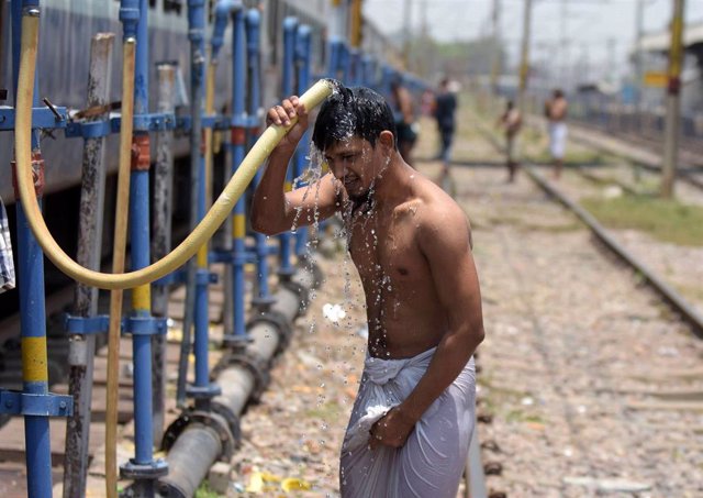 Archivo - dpatop - 28 May 2020, India, Prayagraj: An Indian migrant travelling by a special train takes a bath at Prayagraj Junction to beat the heat during nationwide coronavirus (COVID-19) lockdown. Photo: Prabhat Kumar Verma/ZUMA Wire/dpa
