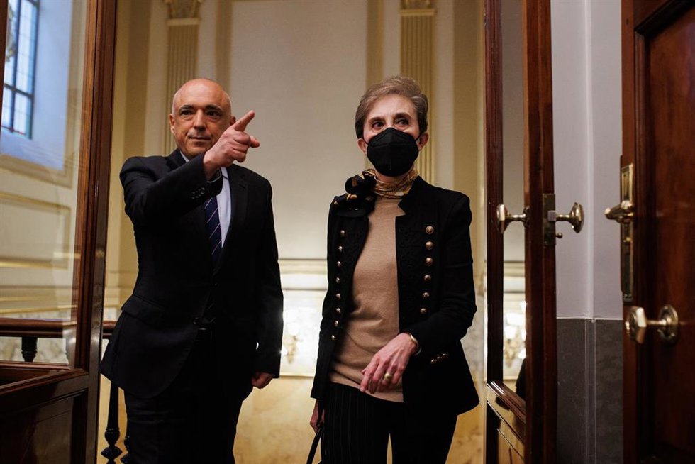 El secretario de Estado de Relaciones con las Cortes, Rafael Simancas, y la directora del Centro Nacional de Inteligencia (CNI), Paz Esteban.
