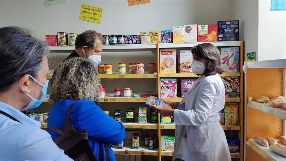 La jefa de sección Educación para el Consumo, Rosario Olmos; la  jefa del servicio de Consumo de la Agencia de Seguridad Alimentaria, Isabel Ardura; el director, José Ignacio Altolaguirre, y la responsable del centro, Celia Rodríguez.