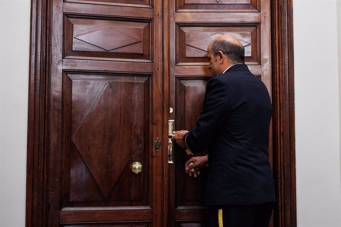 Un ujier cierra la puerta al inicio de una Comisión de Control de los créditos destinados a gastos reservados, en el Congreso de los Diputados