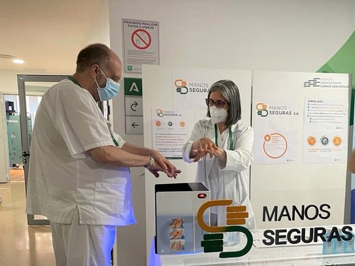 Profesionales sanitarios se limpian las manos.