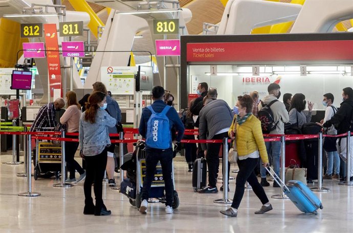 Viajeros con maletas en la terminal T-4 en el Aeropuerto Adolfo Suárez Madrid-Barajas, a 13 de abril de 2022, en Madrid (España).