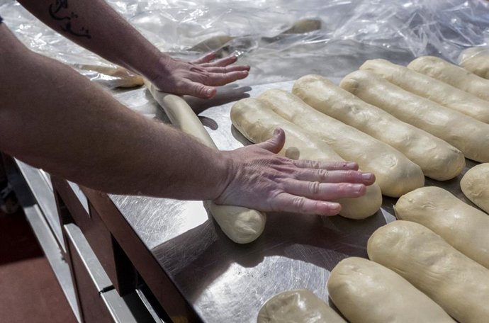 Elaboración de torrijas en el obrador de la pastelería 'La Hermosita', días previos a la Semana Santa de 2022, a 5 de abril de 2022, en Arganda del Rey, Madrid (España). Las torrijas son el dulce típico de la Cuaresma y la Semana Santa y consiste en una
