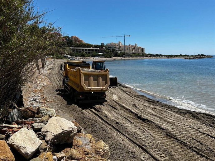 El Gobierno inicia las actuaciones de emergencia en la playa del Pinillo de Marbella tras el temporal de principios de abril que afectó a toda la costa de la provincia de Málaga.