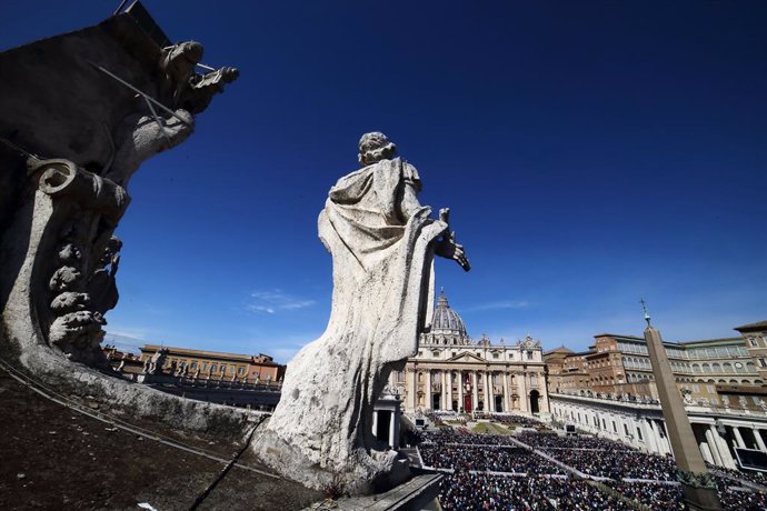 17 April 2022, Vatican, Vatican City: Pope Francis leads the Easter Mass at St. Peter's Square. Photo: Evandro Inetti/ZUMA Press Wire/dpa