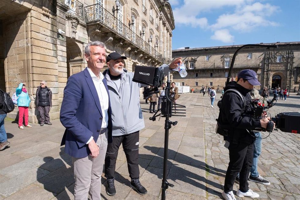 O vicepresidente primeiro e conselleiro de Presidencia, Xustiza e Turismo en funcións, Alfonso Rueda, visita a rodaxe do novo spot "Camiña a Galicia" que hoxe se está a rodar na Praza do Obradoiro. Santiago de Compostela.
