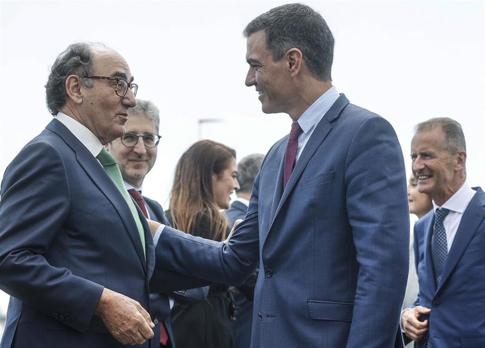 El presidente del Gobierno, Pedro Sánchez (d), saluda al presidente de Iberdrola, Ignacio Sánchez Galán (i), durante la presentación del proyecto de gigafactoría de baterías de Volkswagen, a 5 de mayo de 2022, en Sagunto, Valencia