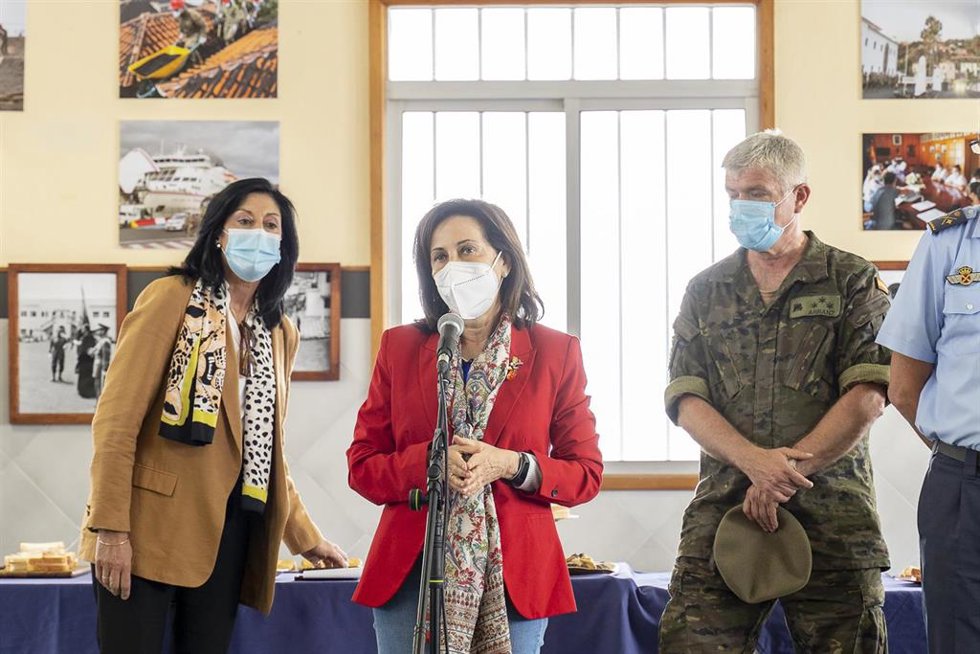La ministra de Defensa, Margarita Robles (c), interviene en una reunión con personal participante militar y civil en el Plan de Emergencia 'Volcánica La Palma 2021', en el Acuartelamiento El Fuerte, a 5 de mayo de 2022, en La Palma, Canarias (España). S