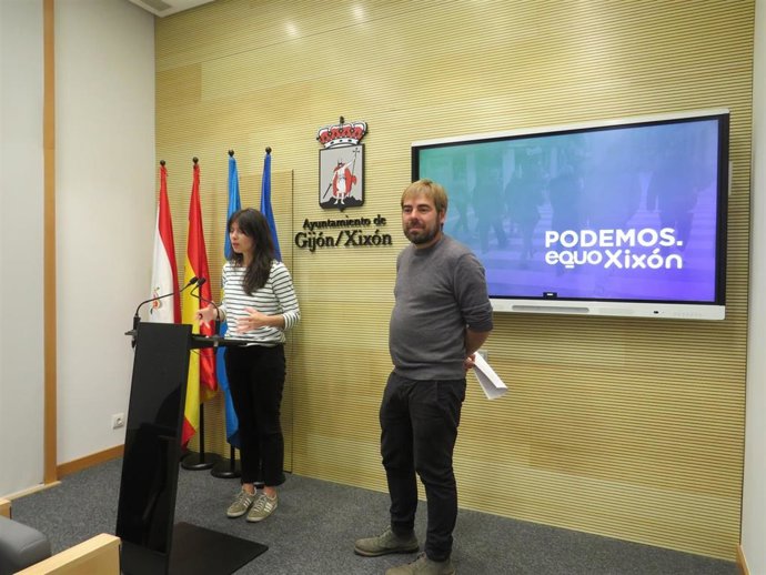 La la portavoz de Podemos-Equo Xixón, Laura Tuero, y el diputado regional de Podemos Asturies Daniel Ripa, en rueda de prensa en el Ayuntamiento de Gijón