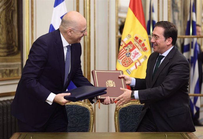 El ministro de Asuntos Exteriores de la República Helénica de Grecia, Nikolaos Dendias (d) y el ministro de Asuntos Exteriores, Unión Europea y Cooperación, José Manuel Albares 