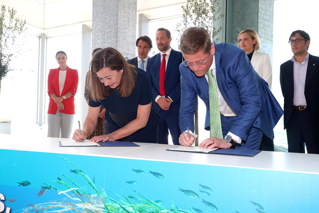 La presidenta del Govern, Francina Armengol, firma un acuerdo para la sostenibilidad del turismo de cruceros en el puerto de Palma, junto a representantes de las empresas del sector de cruceros. 