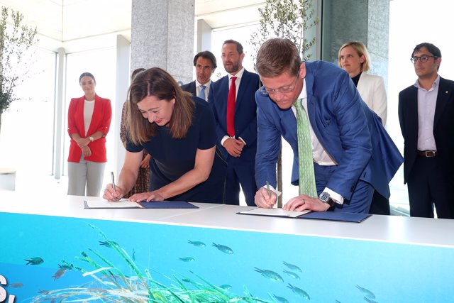 La presidenta del Govern, Francina Armengol, firma un acuerdo para la sostenibilidad del turismo de cruceros en el puerto de Palma, junto a representantes de las empresas del sector de cruceros. 