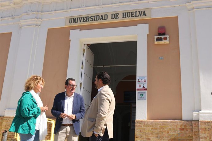 El presidente del PP de Huelva, Manuel Andrés González, en la puerta del campus de la Merced de la Universidad de Huelva.
