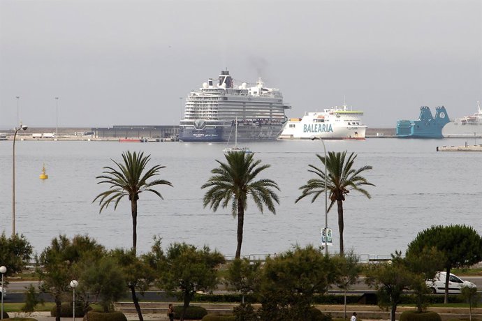 Archivo - El buque 'Mein Schiff 2', el primer crucero que visitó Baleares en 2021. 