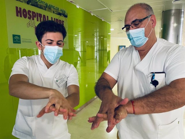 Profesionales muestran cómo llevar a cabo una correcta higiene de manos