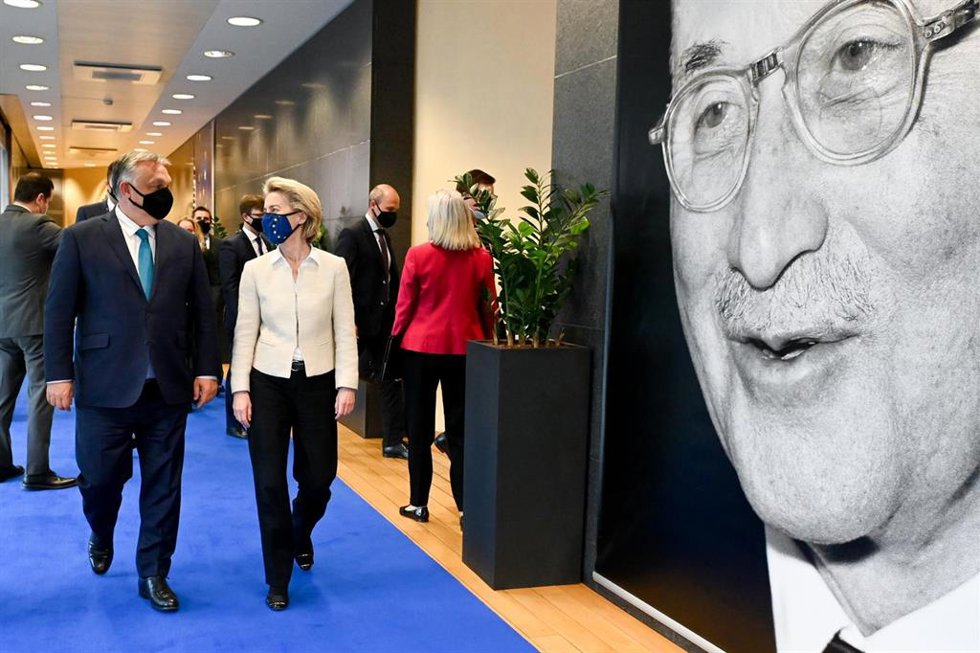 Archivo - Viktor Orbán, primer ministro de Hungría, y Ursula Von der Leyen, presidenta de la Comisión Europea