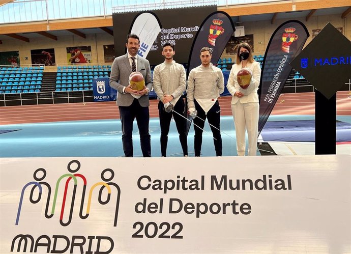 La concejala delegada de Deporte, Sofía Miranda, y el presidente de la Federación Española de Esgrima, José Luis Abajo, presentan la Copa del Mundo de Sable masculino Villa de Madrid 2022.