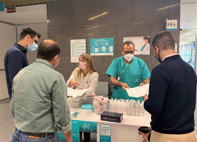 Beatriz Marín, especialista de Medicina Preventiva del Hospital Quirónsalud Córdoba, explica a pacientes cómo realizar una correcta higiene de manos, en la mesa informativa celebrada en el centro.