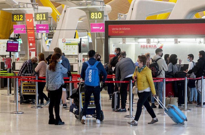 Viajeros con maletas en la terminal T-4 en el Aeropuerto Adolfo Suárez Madrid-Barajas, a 13 de abril de 2022, en Madrid (España). Hoy, Miércoles Santo, arranca la segunda fase de la Operación Salida de la Semana Santa 2022, una jornada marcada por el in