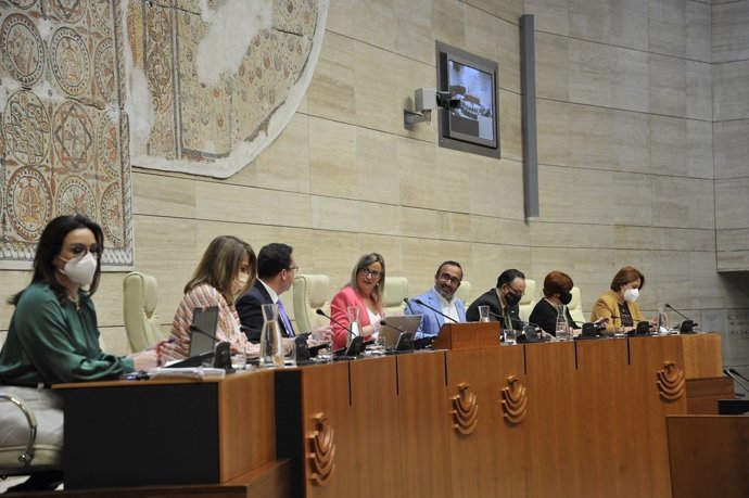 Mesa de la Asamblea de Extremadura en el pleno de la Cámara regional