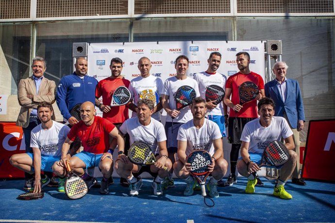 Archivo - Participantes en la primera edición del torneo benéfico de pádel entre exjugadores del Real Madrid y el Atlético de Madrid organizado por Nacex