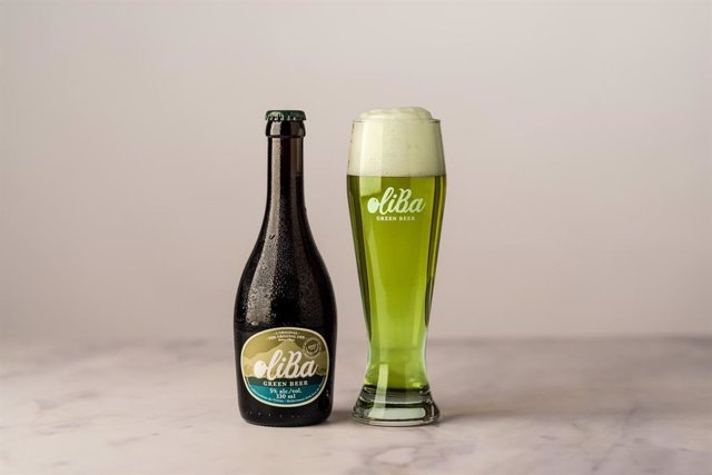 Botella y vaso de OliBa Green Beer "The Original One".