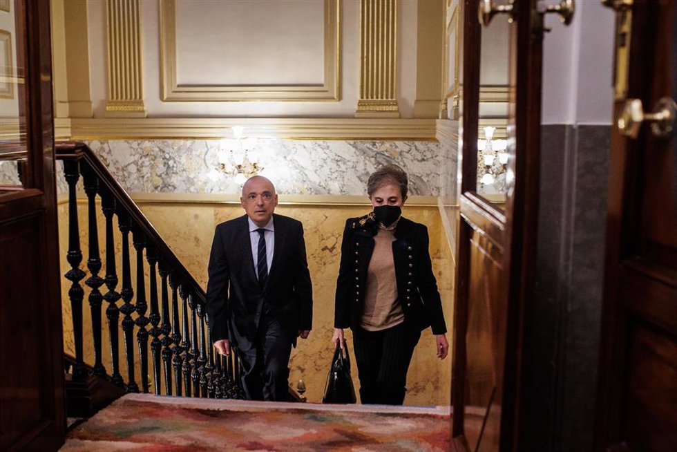 El secretario general del Grupo Socialista en el Congreso de los Diputados, Rafael Simancas, y la directora del Centro Nacional de Inteligencia (CNI), Paz Esteban, a su llegada a una Comisión de Gastos Reservados, en el Congreso de los Diputados