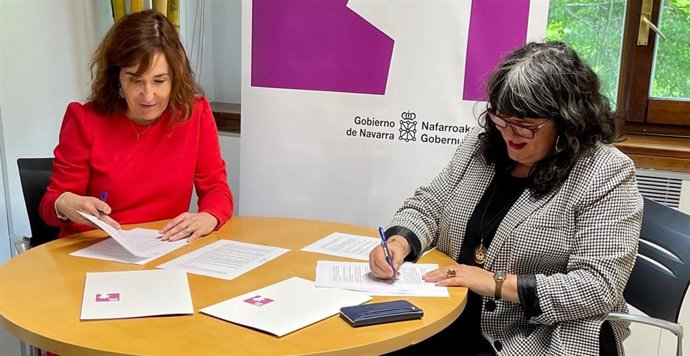 La alcaldesa de Burlada, Ana Góngora, y la directora del INAI, Eva Istúriz, firman el convenio para crear un área LGTBI+ en el Ayuntamiento de Burlada