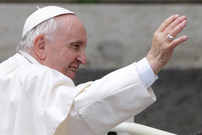 04 May 2022, Vatican, Vatican City: Pope Francis waves as he arrives to lead the Wednesday general audience at St. Peter's Square. Photo: Evandro Inetti/ZUMA Press Wire/dpa