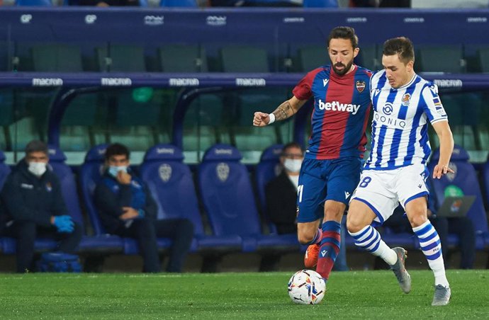 Archivo - El jugador del Levante José Luis Morales y el defensa de la Real Sociedad Andoni Gorosabel pelean un balón en el partido de LaLiga Santander 2021-2022. 