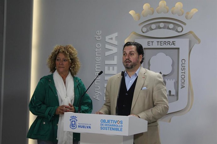 El portavoz, Jaime Pérez, y la residenta, Pilar Marín,  del grupo municipal del Partido Popular en el Ayuntamiento de Huelva