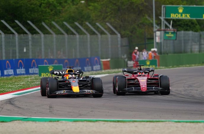 Max Verstappen y Charles Leclerc durante la carrera sprint del Gran Premio de Emilia-Romaña 2022