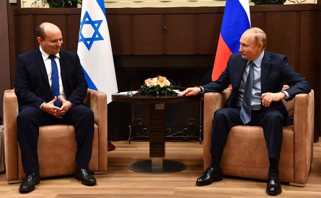 Archivo - El primer ministro de Israel, Naftali Bennett, y el presidente de Rusia, Vladimir Putin, en 2021. 
