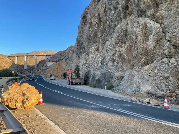 Desprendimiento de una roca de gran tamaño en la carretera de Cañarete.