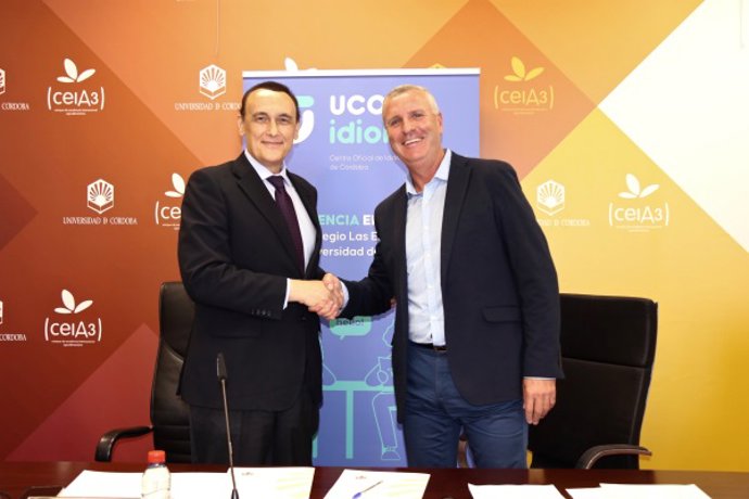 El rector de la UCO, José Carlos Gómez Villamandos, y el director del colegio, David Fernández, tras la firma del convenio.