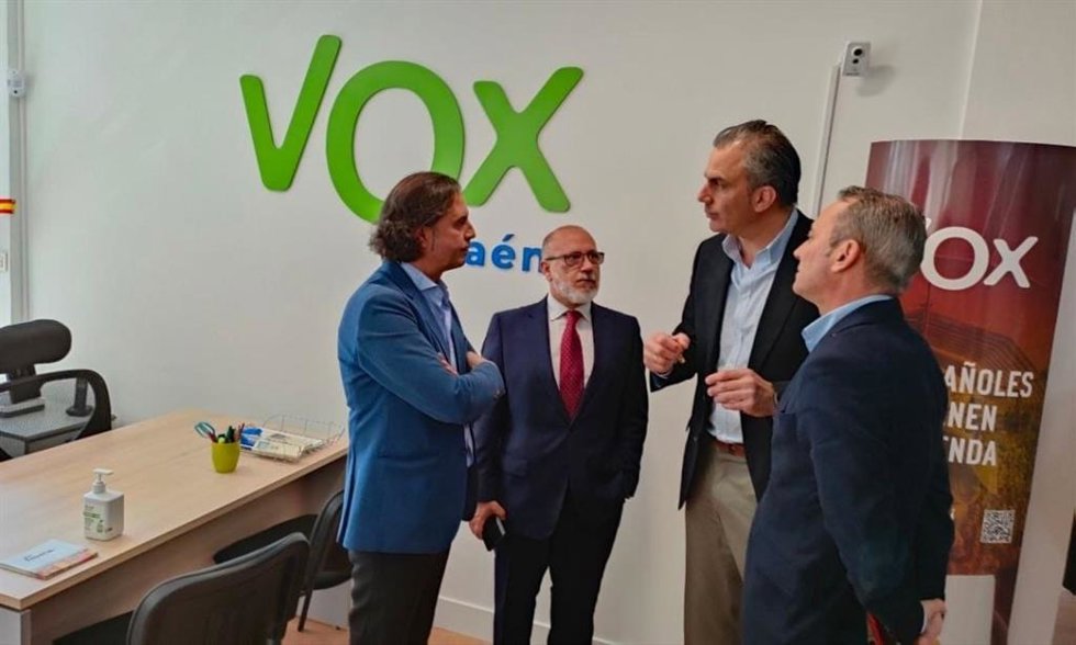 Ortega Smith (2d) en la inauguración de la nueva sede.