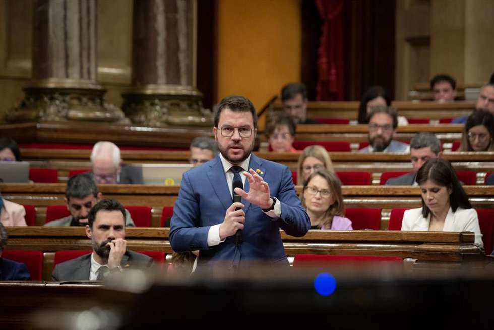 El presidente de la Generalitat, Pere Aragonés, interviene en una sesión plenaria, en el Parlament de Cataluña, a 27 de abril de 2022, en Barcelona, Cataluña (España). El pleno gira en torno a la votación de si presentan o no una denuncia en defensa de