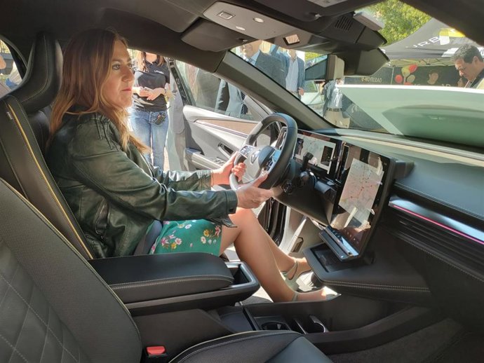 La delegada del Gobierno en Castilla y León, Virginia Barcones, en uno de los vehículos del proyecto 'Urban' .