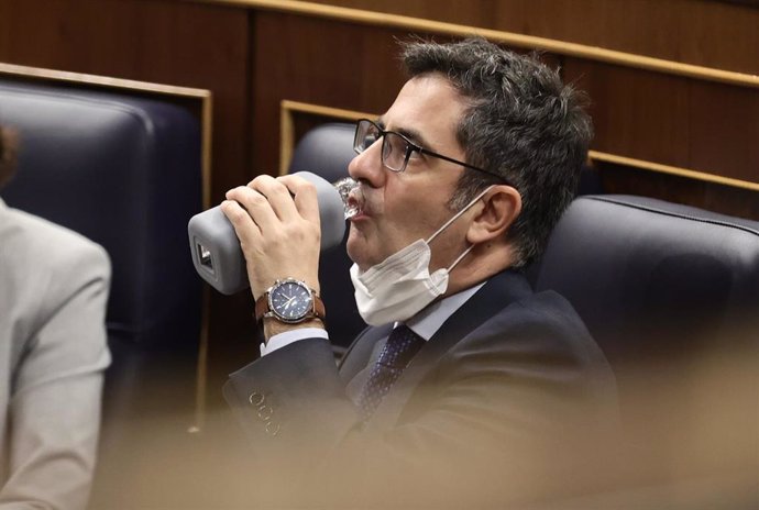 Archivo - El ministro de la Presidencia, Relaciones con las Cortes y Memoria Democrática, Félix Bolaños, bebe agua en una sesión de control al Gobierno en el Congreso.