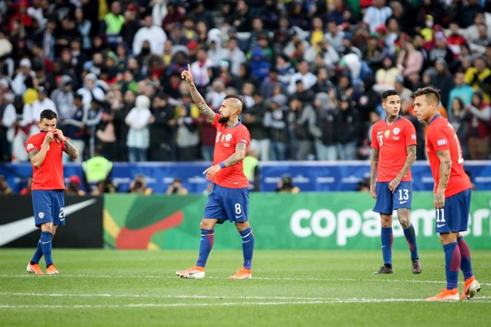 Archivo - Arturo Vidal lidera la celebración tras un gol de la selección chilena