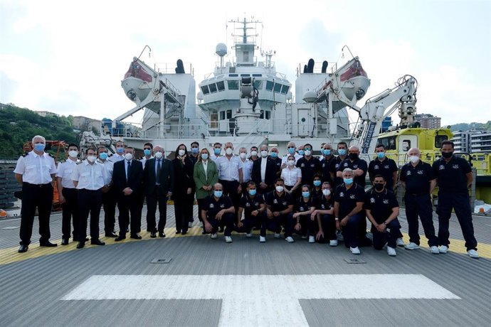 La directora del Instituto Social de la Marina, Elena Martínez Carqués; el subdelegado del Gobierno en Gipuzkoa, Guillermo Echenique; y el capitán del buque hospital Esperanza del Mar posan junto a la tripulación en el Puerto de Getaria