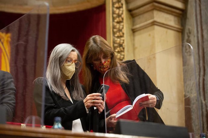 Archivo - La secretaria general del Parlament, Esther Andreu, y la presidenta del Parlament, Laura Borrs, en una imagen de archivo.